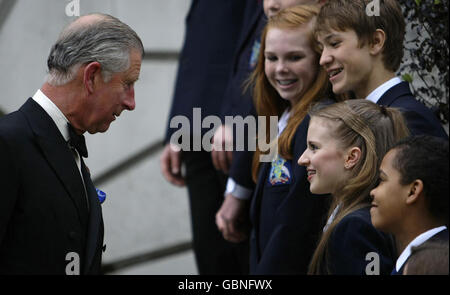 Le Prince de Galles de Grande-Bretagne parle avec des étudiants de ballet avant un spectacle de gala royal à la Royal Ballet School de Londres. Banque D'Images