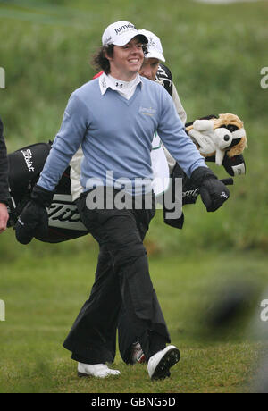 Rory McIlroy, d'Irlande du Nord, marche le long du 10e fairway pendant l'Open d'Irlande de 3 au County Louth Golf Club, Baltray, Irlande. Banque D'Images