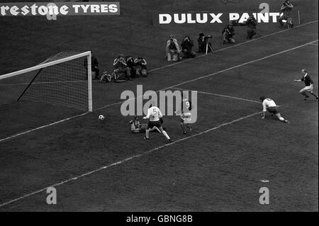 Joe Jordan en Écosse (9) marque le but d'ouverture après celui de l'Angleterre Norman Hunter (5) et Peter Shilton (l) en tant que coéquipier Jimmy Johnstone (r) et Colin Todd (6) d'Angleterre Banque D'Images