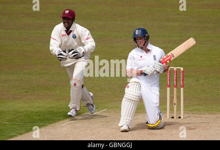 Le capitaine d'Angleterre Andrew Strauss est pris par Denesh Ramdin, le gardien de rue des Indes occidentales, lors du deuxième match de npower Test au Riverside, Chester-le-Street, Durham. Banque D'Images
