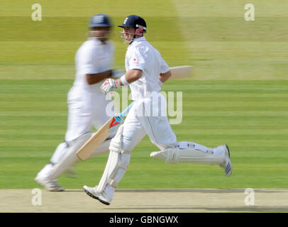 Cricket - Premier test de npower - Premier jour - Angleterre v Antilles - terrain de cricket de Lord.Graeme Swann en action en Angleterre Banque D'Images