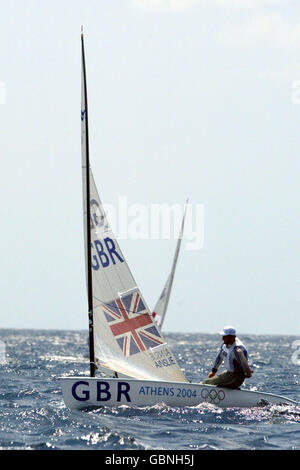 Voile - Jeux Olympiques d'Athènes 2004 - Dinghy-Finn à une seule main pour hommes. Ben Ainslie en Grande-Bretagne Banque D'Images