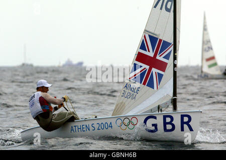 Voile - Jeux Olympiques d'Athènes 2004 - Dinghy-Finn à une seule main pour hommes. Ben Ainslie en Grande-Bretagne Banque D'Images