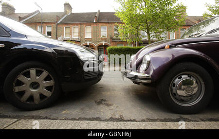 Une vieille voiture VW Beetle (à droite) garée à côté d'une nouvelle Ford Focus dans l'est de Londres en tant que secrétaire d'entreprise Lord Mandelson a salué aujourd'hui le programme de mise à la casse de voitures « cash for bangers » comme une « excellente affaire » pour les automobilistes. Banque D'Images