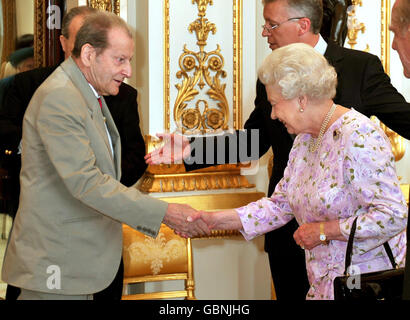 La reine Elizabeth II, serre la main avec l'artiste, Lucian Freud avant le déjeuner pour les membres de l'Ordre du mérite au palais de Buckingham à Londres. Banque D'Images