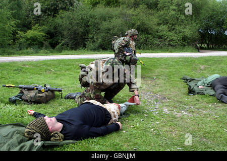 Les 4e carabines s'entraînent avant leur déploiement en Afghanistan dans la zone d'entraînement de Bramley, Hampshire. Banque D'Images