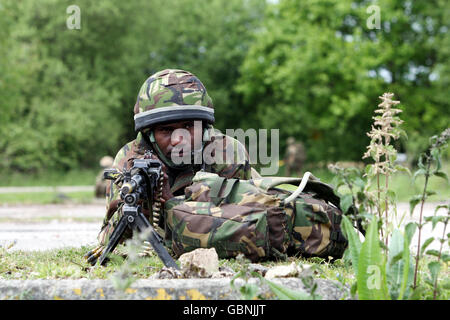 Les 4e carabines s'entraînent avant leur déploiement en Afghanistan dans la zone d'entraînement de Bramley, Hampshire. Banque D'Images