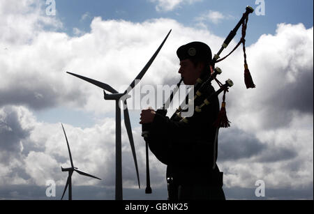 Piper David Wilton ouvre officiellement le plus grand parc éolien d'Europe, Whitelee Windfarm, à la périphérie de Glasgow. Banque D'Images