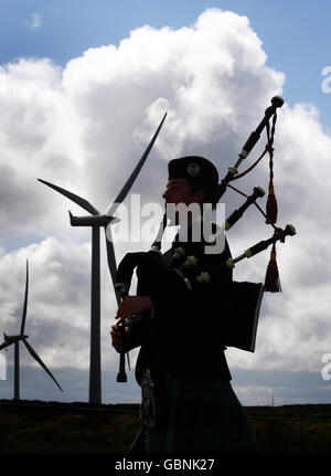 Piper David Wilton ouvre officiellement le plus grand parc éolien d'Europe, Whitelee Windfarm, à la périphérie de Glasgow. Banque D'Images