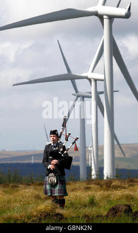 Piper David Wilton ouvre officiellement le plus grand parc éolien d'Europe, Whitelee Windfarm, à la périphérie de Glasgow. Banque D'Images