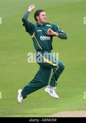 Cricket - Friends Provident Trophy - Groupe A - Notinghamshire v Hampshire - Trent Bridge. Paul Franks de Notinghamshire Banque D'Images