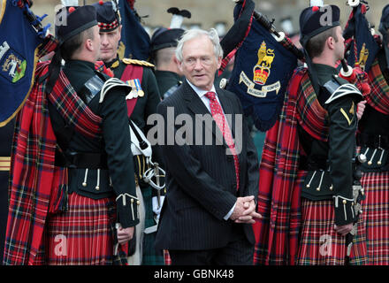 George Reid, haut-commissaire arrive au palais de Holyroodhouse pour inspecter une garde d'honneur montée par la bande du Royal Regiment, palais de piste, Édimbourg. Banque D'Images