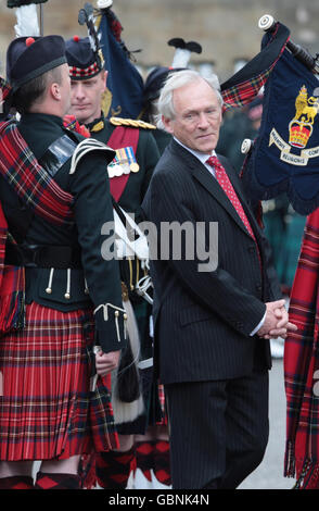 George Reid, haut-commissaire arrive au palais de Holyroodhouse pour inspecter une garde d'honneur montée par la bande du Royal Regiment, palais de piste, Édimbourg. Banque D'Images