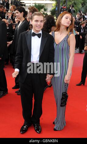 Emile Hirsch (à gauche) et invité arrivant pour la projection des Inglourious Basterds au Palais de Festival pendant le 62e Festival de Cannes, France. Banque D'Images