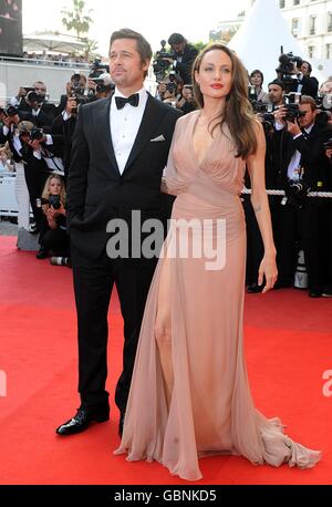 Brad Pitt et Angelina Jolie arrivent pour la projection des Inglourious Basterds au Palais de Festival pendant le 62e Festival de Cannes, France. Banque D'Images