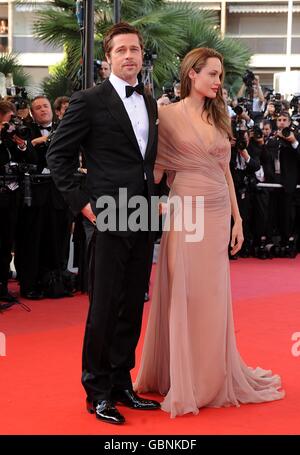 Brad Pitt et Angelina Jolie arrivent pour la projection des Inglourious Basterds au Palais de Festival pendant le 62e Festival de Cannes, France. Banque D'Images