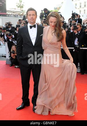 Brad Pitt et Angelina Jolie arrivent pour la projection des Inglourious Basterds au Palais de Festival pendant le 62e Festival de Cannes, France. Banque D'Images