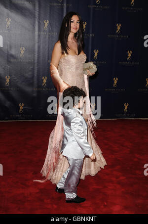 Monica Bellucci arrive avec le petit-fils du propriétaire Telman Ismailov pour l'ouverture de l'hôtel Mardan Palace à Antalya, Turquie. Banque D'Images