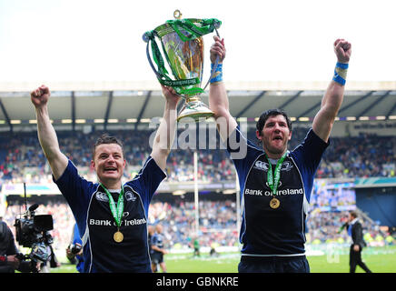 Brian O'Driscoll de Leinster (à gauche) et Shane Horgan célèbrent avec le trophée après leur victoire lors de la finale de la coupe Heineken à Murrayfield, Édimbourg. Banque D'Images