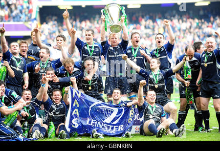 Les joueurs de Leinster célèbrent avec le trophée après leur victoire lors de la finale de la coupe Heineken à Murrayfield, Édimbourg. Banque D'Images