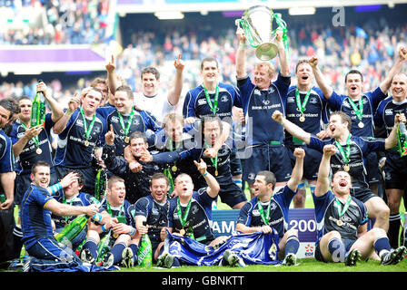 Les joueurs de Leinster célèbrent avec le trophée, organisé par le capitaine Leo Cullen, après leur victoire lors de la finale de la coupe Heineken à Murrayfield, Édimbourg. Banque D'Images