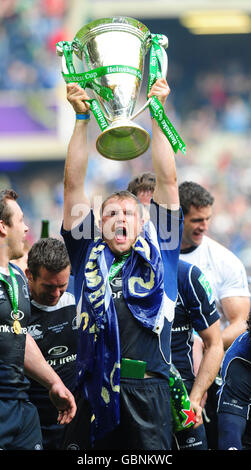 Jamie Heaslip, de Leinster (au centre), célèbre avec le trophée suivant leur victoire lors de la finale de la coupe Heineken à Murrayfield, Édimbourg. Banque D'Images