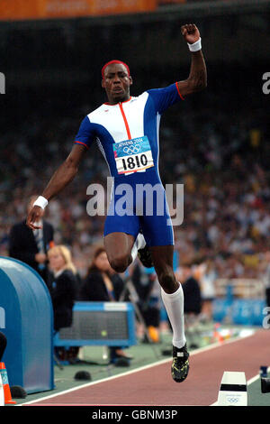 Athlétisme - Jeux Olympiques d'Athènes 2004 - Triple saut pour hommes - finale.Phillips Idowu en Grande-Bretagne Banque D'Images