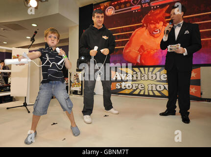 Joe Calzaghe contre Freddie Goggin, six ans, de Bow, Londres, dans le magasin de rue de HMV à Oxford, où le jeune candidat a battu Calzaghe en défonçant dans le jeu Punch Out de Nintendo pour la Wii. Banque D'Images