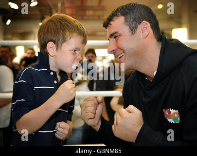 Joe Calzaghe affronte Freddie Goggin, six ans, de Bow, à Londres, dans le magasin de rue d'Oxford de HMV, où le jeune candidat a battu Calzaghe en défonçant dans le jeu Punch Out de Nintendo pour la Wii. Banque D'Images