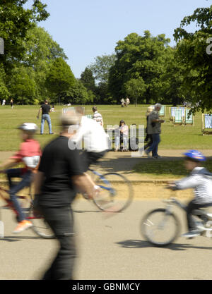 Les gens apprécient le soleil à Hyde Park, Londres. Banque D'Images