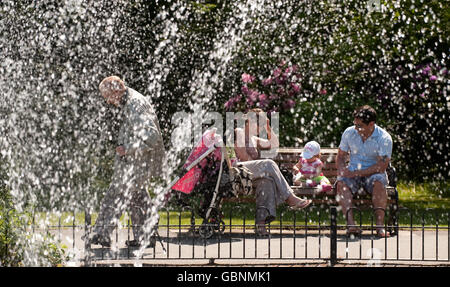 Les gens profitent du temps ensoleillé à Roundhay Park, Leeds. Banque D'Images