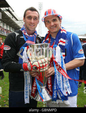 Allan McGregor, gardien de but des Rangers, et Lee McCulloch (à droite) célèbrent avec le trophée après le coup de sifflet final lors du match de la première ligue de la Banque de Clydesdale au parc Tannadice, à Dundee, en Écosse. Banque D'Images