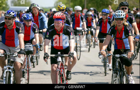 Aide pour les amateurs de financement les cyclistes sont partis du Collège de police et de garde de la Défense, Southwick Park, Hants, sur la promenade en vélo Band of Brothers Battlefield. Banque D'Images