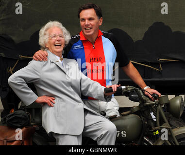 Alison Gregory, une ancienne Wren qui a travaillé comme traceur dans la salle des opérations de Southwick Park le jour J, voit son fils, le général de division Andrew Gregory, sur la promenade en vélo de la bande des frères Battlefield, au Collège de police et de garde de la Défense, Southwick Park, Hants. Banque D'Images