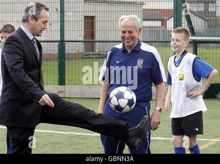 PHOTO. George Burley (à gauche), le responsable du football écossais, lance un ballon de football avec Billy Smith (au centre), son ancien entraîneur de l'équipe scolaire, lors d'une visite dans sa vieille école, Cumnock Academy et l'une des écoles de football de la Scottish FA. Banque D'Images