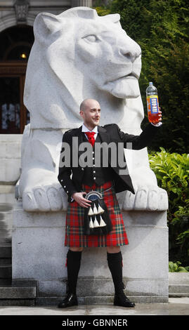 Un employé de Slanj Kiltmakers Robbie McLellan, 26 ans, avec une bouteille d'IRN-Bru, George Square, Glasgow. Banque D'Images