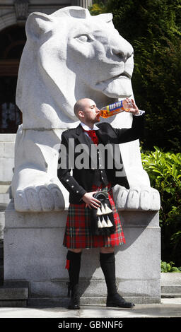 Famille IRN-bru.Un employé de Slanj Kiltmakers Robbie McLellan, 26 ans, avec une bouteille d'IRN-Bru, George Square, Glasgow. Banque D'Images
