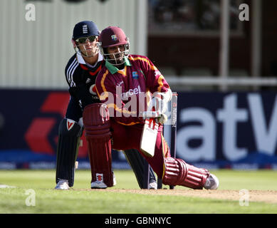 Denesh Ramdin des Indes occidentales improvise une frontière au large du bowling de Dimitri Mascharenas pendant la troisième journée internationale à Edgbaston, Birmingham. Banque D'Images