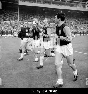 (G-D) John Sissons, Ronnie Boyce, Bobby Moore et Peter Brabrook, de West Ham United, défilent autour de Wembley après leur victoire en 3-2 Banque D'Images