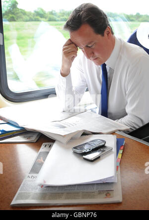 Le chef du Parti conservateur David Cameron se rend aujourd'hui d'Oxford dans le Yorkshire, où il continuera de faire campagne pour les élections locales le 4 juin. Banque D'Images