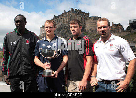 Les capitaines d'équipe, Humphrey Kayange au Kenya, Scott Forrest en Écosse, Neil Meecham au Canada et Ollie Phillips en Angleterre (de gauche à droite) posent avec le trophée de la coupe 7s lors d'une photo du Festival 7s d'Emirates Airline Edinburgh à Édimbourg, en Écosse. Banque D'Images