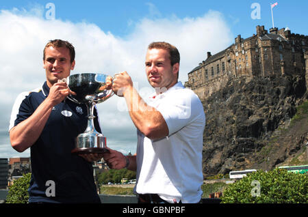 Les capitaines, Scott Forrest en Écosse et Ollie Phillips en Angleterre (de gauche à droite) posent avec le 7s Cup Trophée lors d'une photographie du Emirates Airline Edinburgh 7s Festival à Édimbourg, en Écosse. Banque D'Images