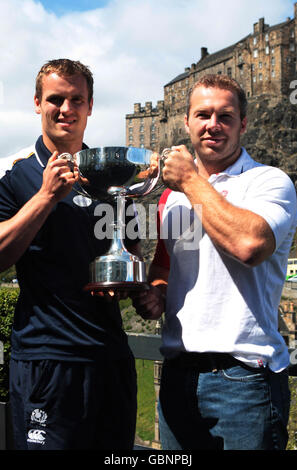 Les capitaines de l'équipe, Scott Forrest en Écosse et Ollie Phillips en Angleterre (de gauche à droite) posent avec le 7s Cup Trophée lors d'une photographie du Emirates Airline Edinburgh 7s Festival à Édimbourg, en Écosse. Banque D'Images