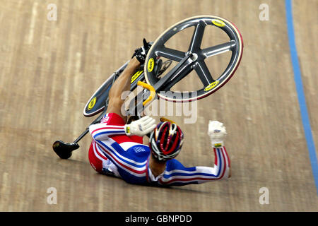 Cyclisme - Jeux Olympiques d'Athènes 2004 - hommes Keirin - finale. Mickael Bourgain en France s'écrase Banque D'Images