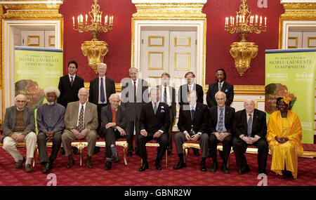 Le Prince de Galles, au premier rang, au centre, patron du programme de leadership en matière de développement durable de l'Université de Cambridge, pose une photo avec des experts du climat et des prix Nobel lors d'une réception au Palais Saint-James à Londres. Il s'agit, de gauche à droite, de Walter Kohn, prix Nobel de chimie, Wole Soyinka, prix Nobel de littérature, F Sherwood Rowland, prix Nobel de chimie, Harold Kroto, prix Nobel de chimie, Prince de Galles, Carlo Rubbia, prix Nobel de physique, David Gross, prix Nobel de physique, Burton Richter, prix Nobel de physique, et Wangari Maathai Banque D'Images