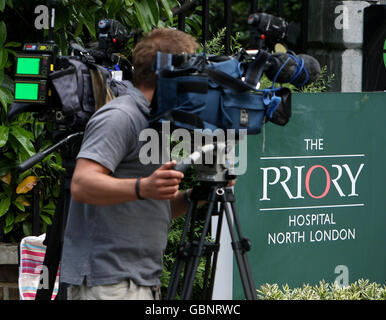 Les équipes de télévision devant l'entrée de l'hôpital Priory, dans le nord de Londres, où Susan Boyle a été admise après la finale de « Britain's Got Talent ». Banque D'Images