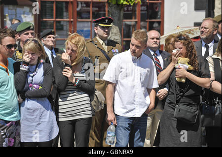 Les amateurs de bourre bordent les rues de Wootton Bassett tandis que le corps du caporal Kieron Hill, 20 ans, passe à travers la ville après avoir été transporté dans RAF Lyneham, Wiltshire. Le corps du soldat était en route vers l'hôpital John Radcliffe d'Oxford pour un examen post-mortem. Banque D'Images