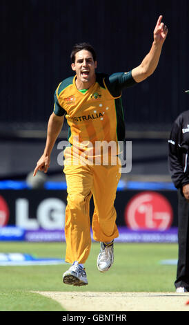 Cricket - coupe du monde ICC Twenty20 2009 - Warm Up Match - Australie v Bangladesh - Trent Bridge.Le Mitchell Johnson d'Australie célèbre la cricket du Zunaed Siddique du Bangladesh Banque D'Images