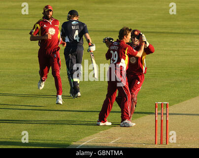 Cricket - Twenty20 Cup 2009 - Midlands/West/Wales Division - Warwickshire Bears v Northamptonshire Steelbacks - Edgbaston.Ian Bell, de Warwickshire Bears, quitte le champ après avoir été pris Banque D'Images