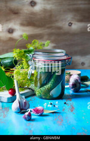 Faire de concombres, cornichons faits maison dans un pot sur une table en bois rustique Banque D'Images